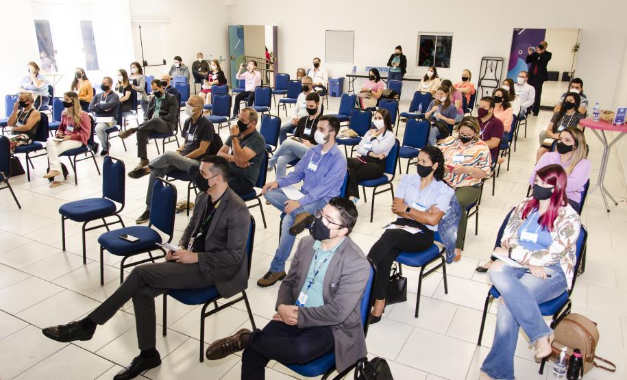 Encontro regional de agentes de crédito em Maringá - pessoas sentadas em fileiras