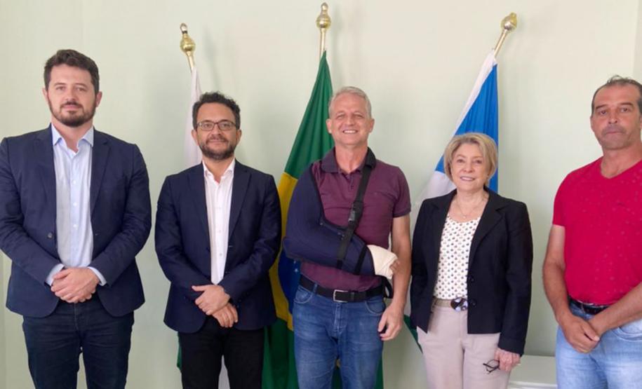 Representantes da Fomento Paraná e da Prefeitura de Inácio Martins aparecem juntos em fotografia