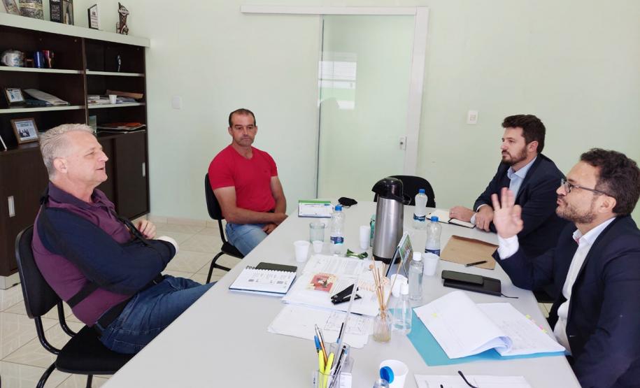 Diretor-presidente e direto de Mercado da Fomento Paraná em reunião com lideranças locais de Inácio Martins