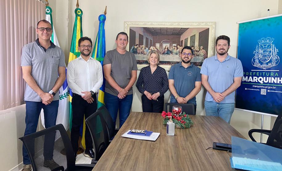 Comitiva da Fomento Paraná e lideranças locais da cidade de Marquinhos posam para imagem