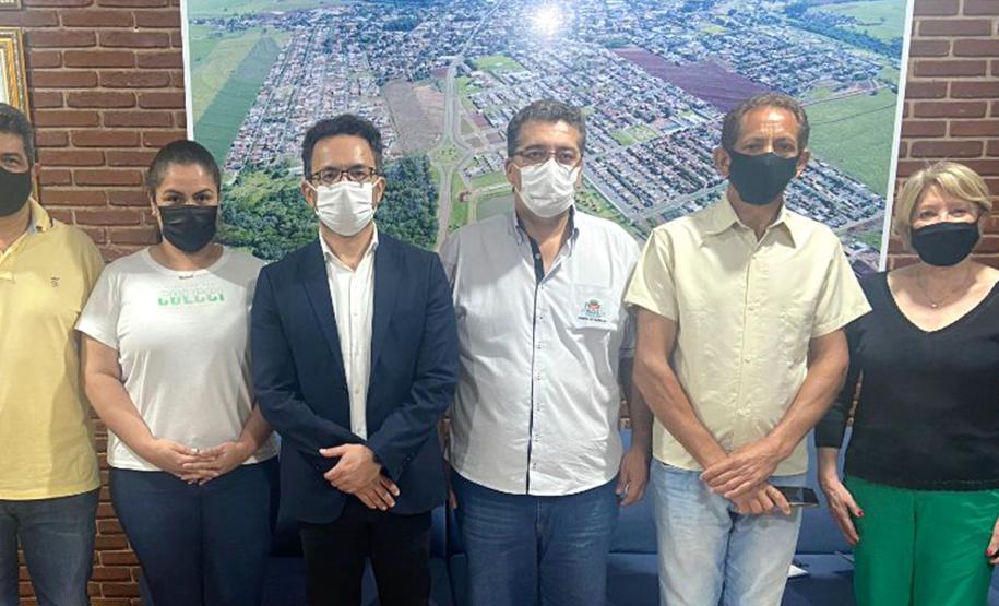 Diretoria da Fomento Paraná e autoridades locais de Paraíso do Norte posam para fotografia.