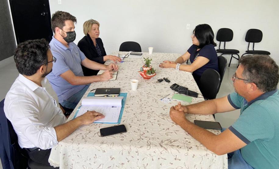 Comitiva da Fomento Paraná em reunião na cidade de Virmond