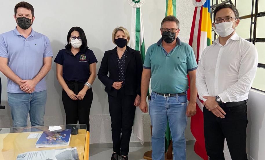 Diretor-presidente da Fomento Paraná e representantes da instituição posam para fotografia na Prefeitura de Virmond