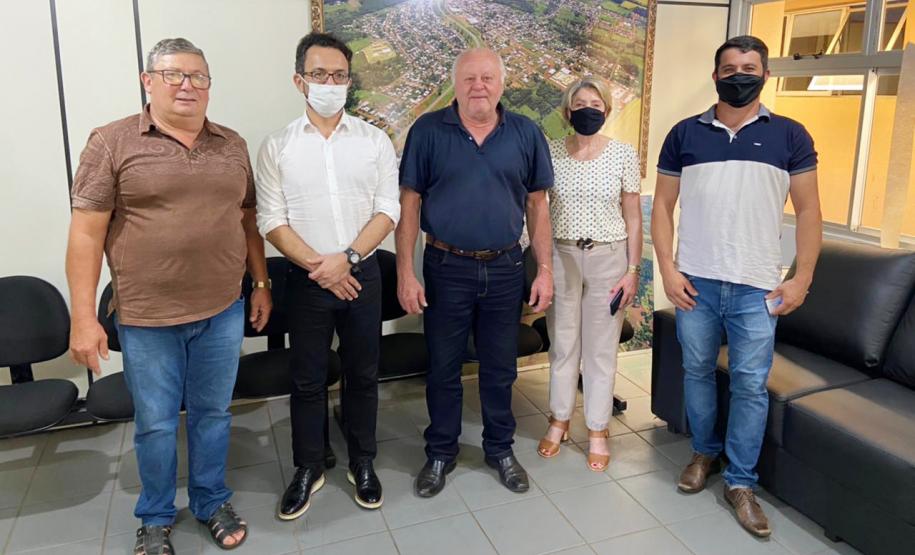 Comitiva da Fomento Paraná posa para imagem com representantes da Prefeitura de Cantagalo