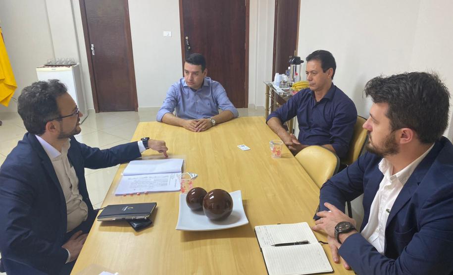 Comitiva da Fomento Paraná em reunião na Prefeitura de Engenheiro Beltrão