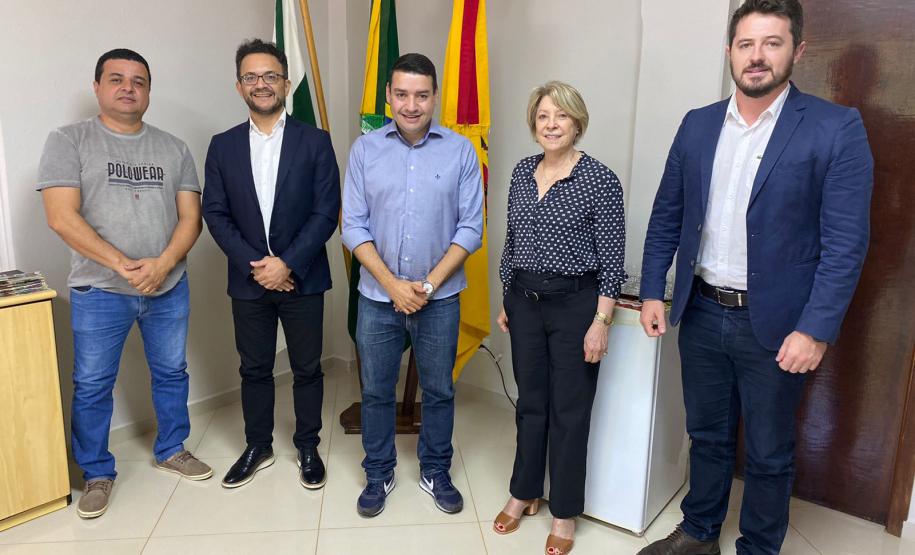 Diretoria da Fomento Paraná e lideranças de Engenheiro Beltrão, no noroeste do estado, posam para foto.