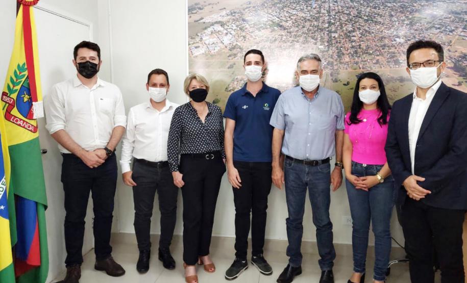 Diretoria da Fomento e lideranças de Loanda posam para imagem.