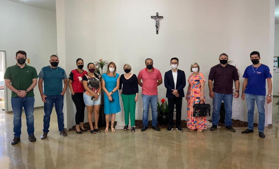 Passagem da comitiva por Marilena. Diretores da Fomento Paraná e representantes locais se juntam para fotografia.