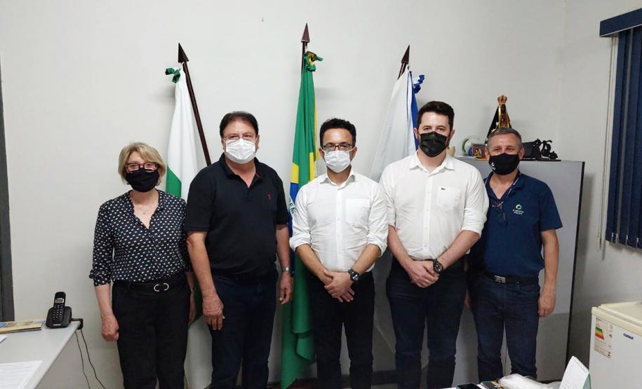 Diretor-presidente da Fomento Paraná posa ao lado de assessores e gestores locais em Porto Rico