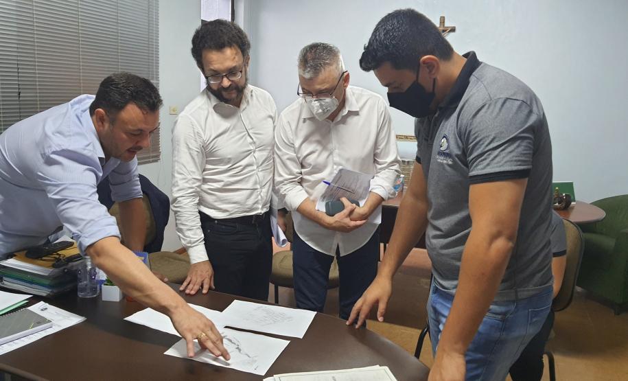 O prefeito de ARARUNA, Leandro Oliveira, mostra projeto para novo parque industrial