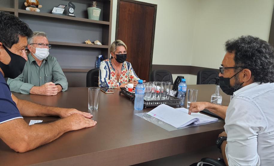 Em JURANDA, reunião com a prefeita Leila Amadei