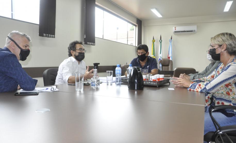 Em JURANDA, reunião com a prefeita Leila Amadei