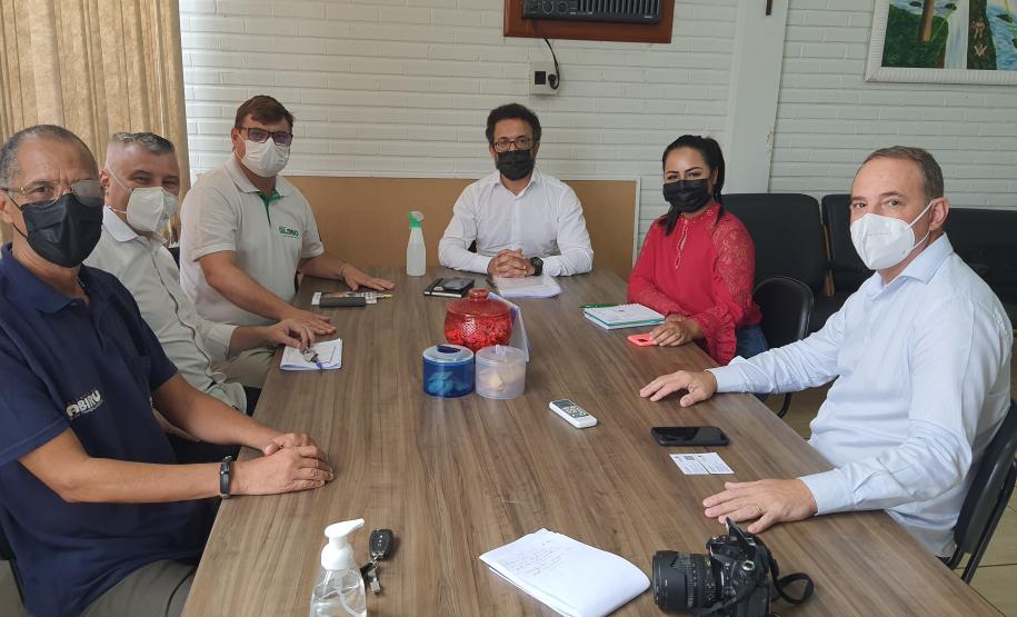 Em PEABIRU, a equipe da Fomento Paraná conversou com o prefeito Julio Frare,