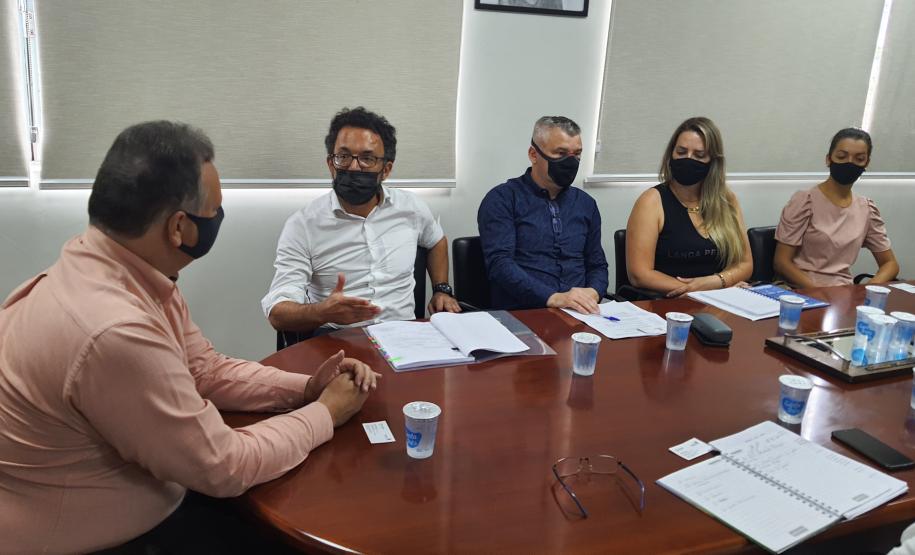 Em UBIRATÃ, reunião com o prefeito Fábio Dalecio, o secretário de Desenvolvimento Laércio França, e o presidente da Associação Comercial de Ubiratã, Fabio Teifke.