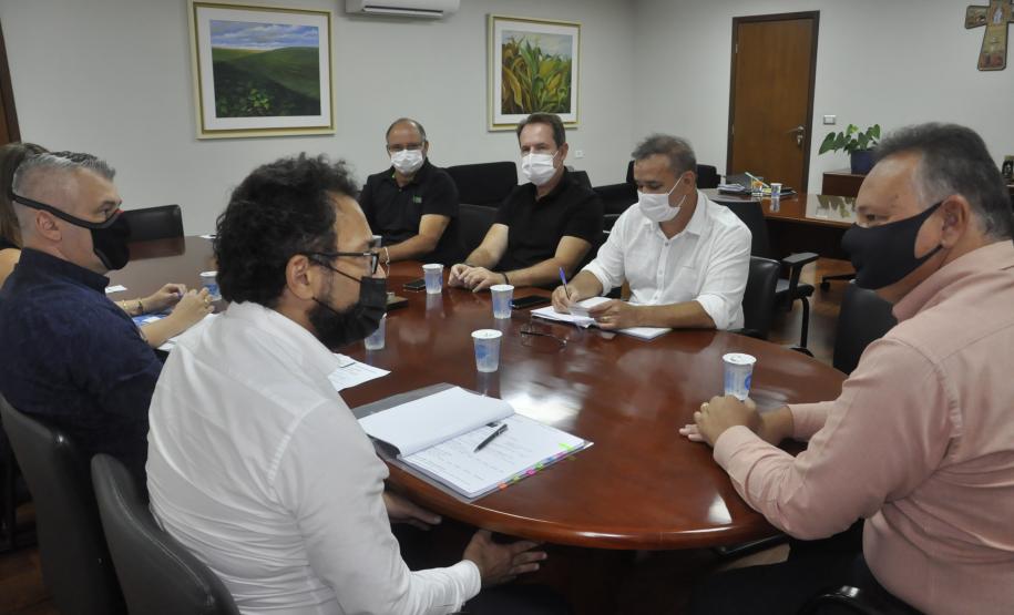 Em UBIRATÃ, reunião com o prefeito Fábio Dalecio, o secretário de Desenvolvimento Laércio França, e o presidente da Associação Comercial de Ubiratã, Fabio Teifke.