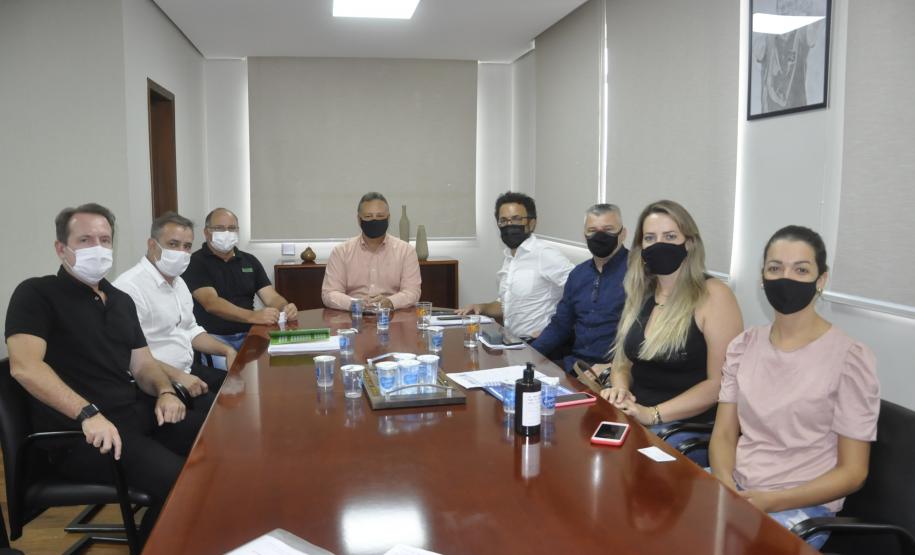 Em UBIRATÃ, reunião com o prefeito Fábio Dalecio, o secretário de Desenvolvimento Laércio França, e o presidente da Associação Comercial de Ubiratã, Fabio Teifke.