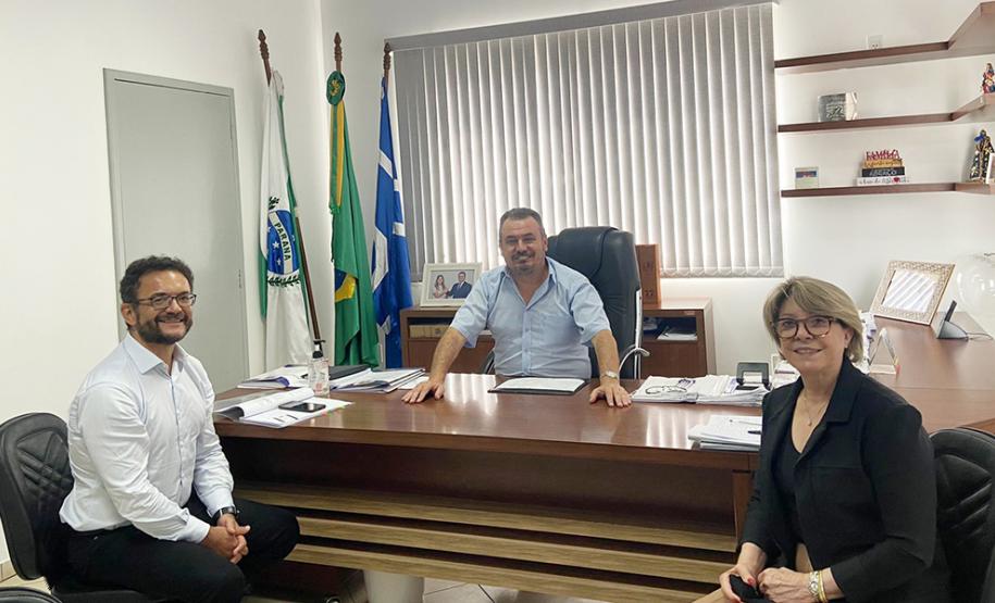 O prefeito de Salto do Lontra, Fernando Cadore, com o diretor presidente Heraldo Neves e a assessora Emilia Belinati.