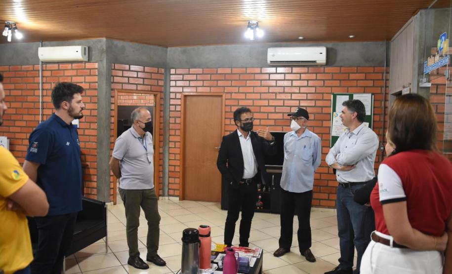 Em Francisco Beltrão, diretores da Fomento Paraná com o prefeito Cleber Fontana, a secretária Liliana e os agentes de crédito Itacir Rovaris e Evandro Wessler