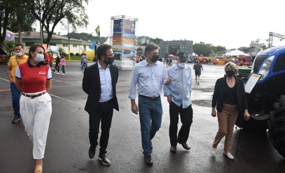 Expobel em Francisco Beltrão. Diretores da Fomento Paraná com o prefeito Cleber Fontana e a secretária Liliana
