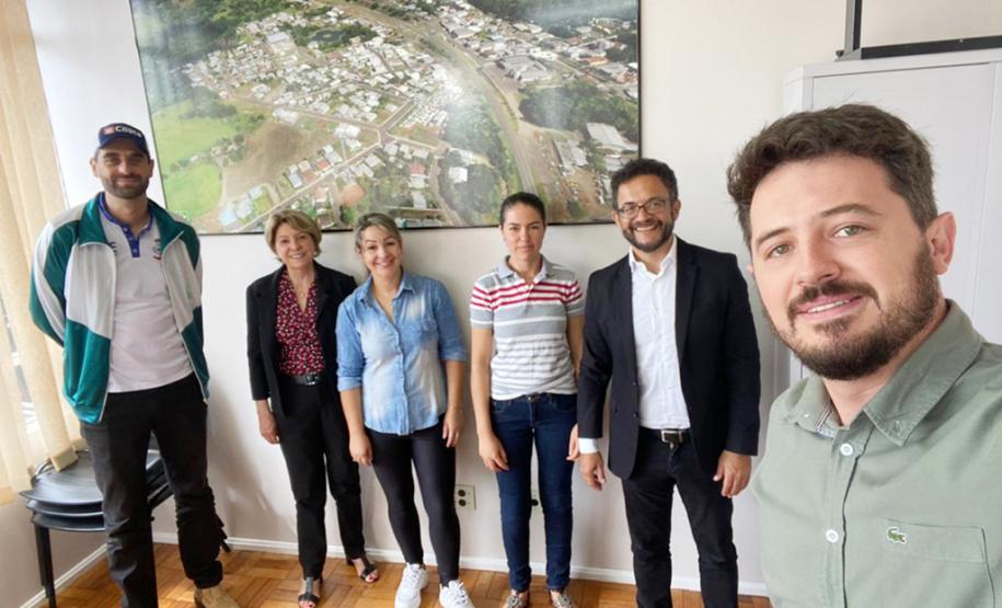 Em Flor da Serra do Sul, reunião com o prefeito Valmor Felipe Junior e a diretora de Indústria e Comércio, Marli Matias dos Santos.