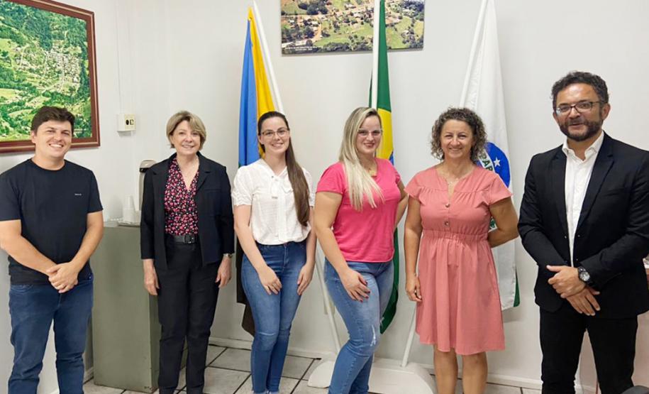 Em Manfrinópolis, com a prefeita Fátima Pegoraro Oliveira, o vice-prefeito Taisller Guimarães da Silva, a secretária de Administração e Finanças, Joviana Frizzo.