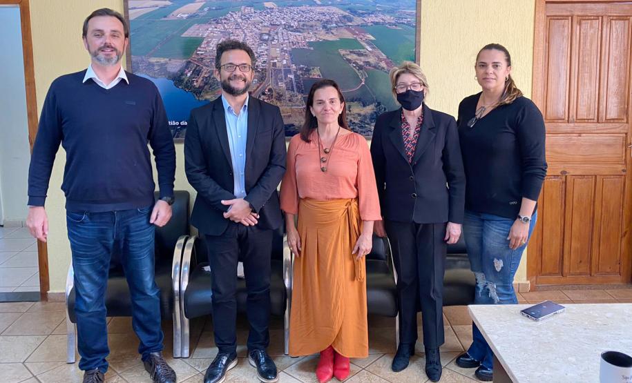 reunião com a prefeita Exilaine Gaspar, em São Sebastião da Amoreira, com presença da agente de crédito Lucilene Silva