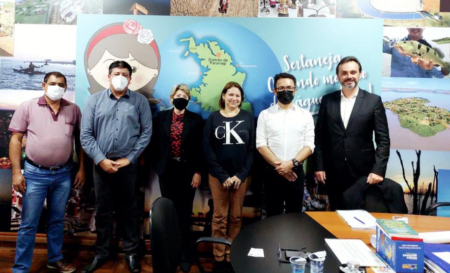 Em Sertaneja, a reunião foi com o prefeito de Jamison da Silva, o secretário de Administração, Edson Lopes de Souza, e agente de crédito Abigail dos Santos Silva