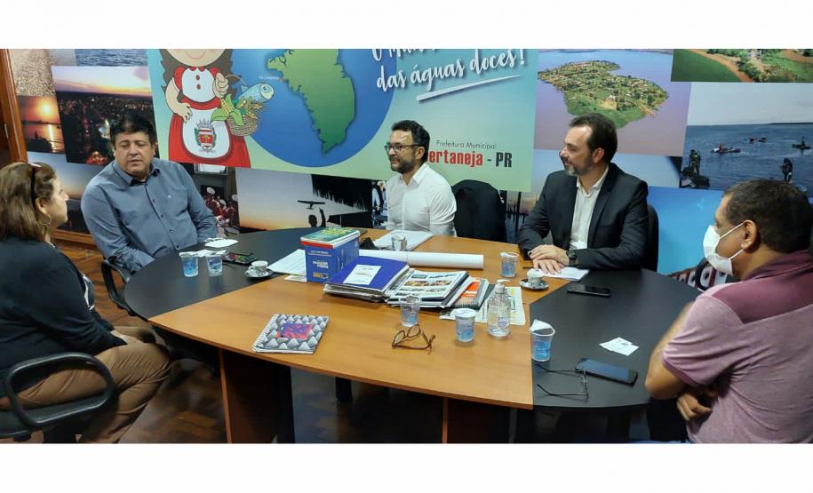 Em Sertaneja, a reunião foi com o prefeito de Jamison da Silva, o secretário de Administração, Edson Lopes de Souza, e agente de crédito Abigail dos Santos Silva