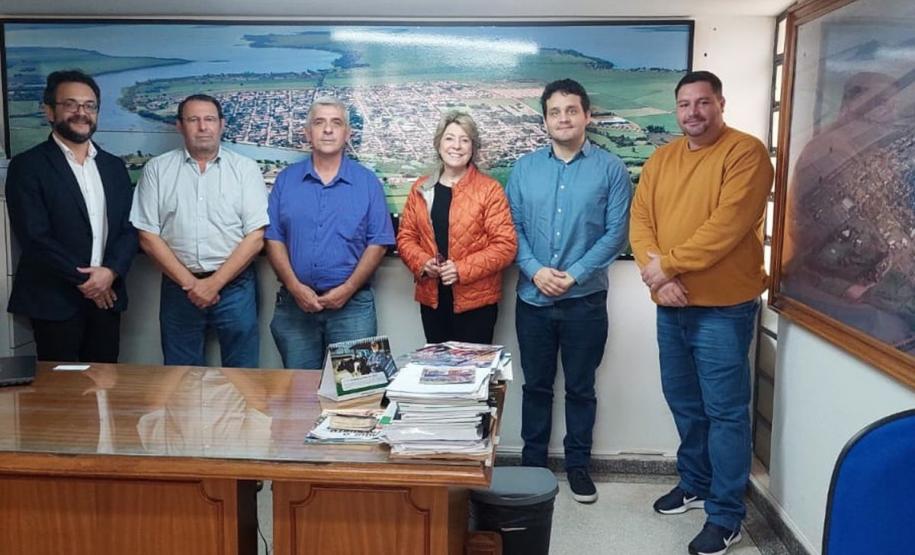 Em Alvorada do Sul, o encontro foi com o vice-prefeito, Luiz Garcia, o secretário geral, José Luiz Voltarelli e o agende de crédito Rogerio Azevedo.