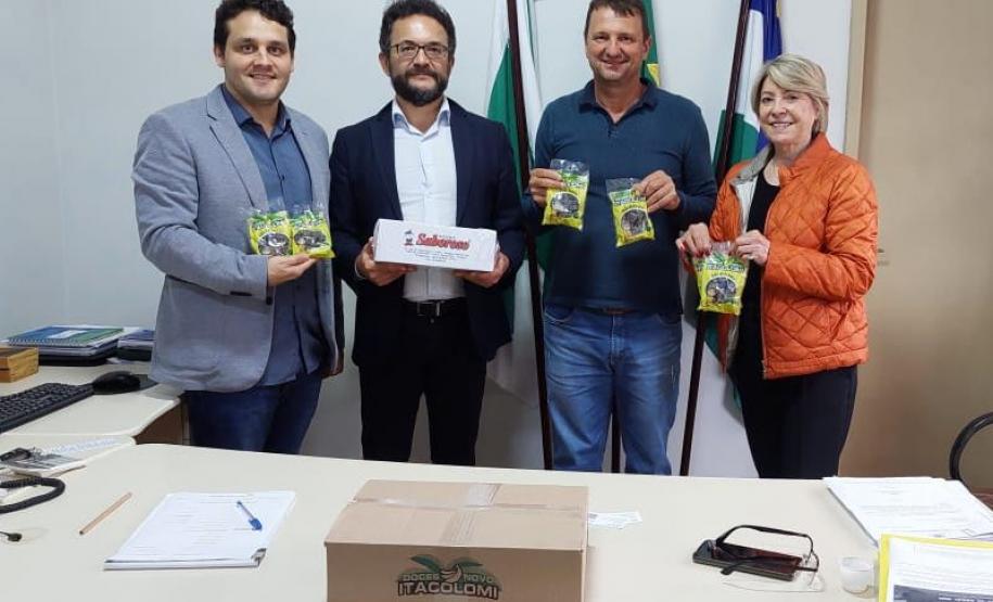 Em Novo Itacolomi, visita ao prefeito Moacir Andreolla, que destacou a produção de doces do muncípio.