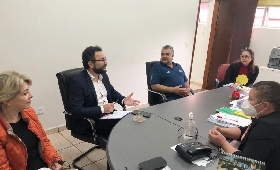 Em Prado Ferreira, reunião com a prefeita Maria Edna de Andrade, o agente de crédito Antonio Delfino Rosa (Toninho) e a coordenadora de projetos Magna Gonzales