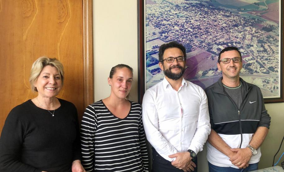 Em Sertanópolis, com o agente de crédito Wagner da Silva e a colaboradora do SINE Melissa Plaza