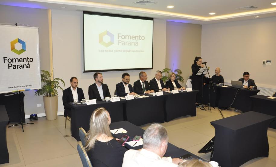 Fomento Paraná recebe missão técnica de associações comerciais do Oeste do Estado