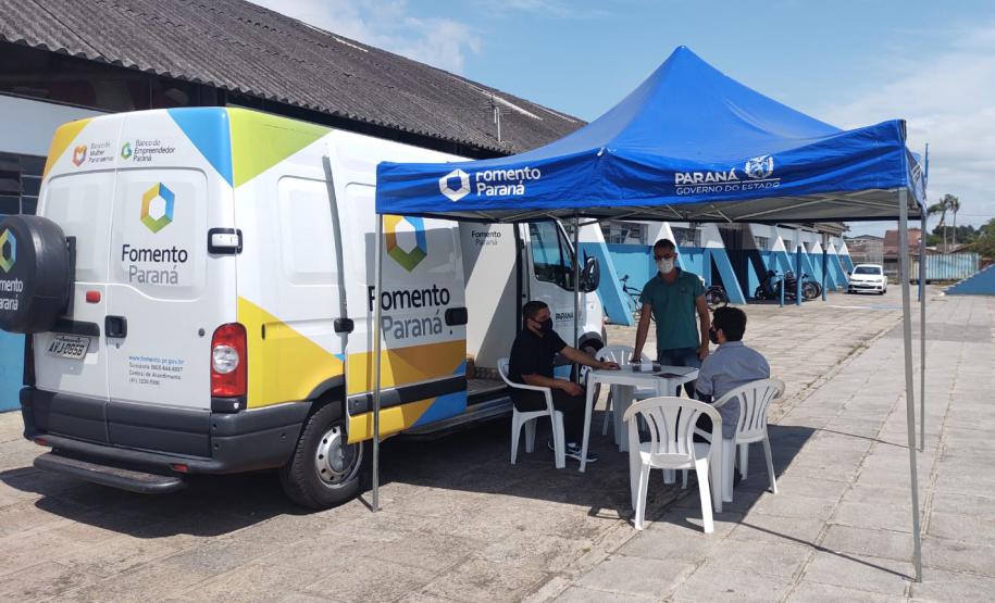 Atendimento da Caravana de Crédito Fomento Turismo em Guaratuba, em 2021.
