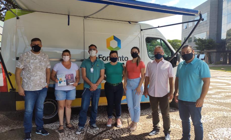 Equipe da Caravana de Crédito Fomento Turismo em Santa Helena, em 2021, com agente de crédito, clientes e nosso assistene Reginaldo Freitas.