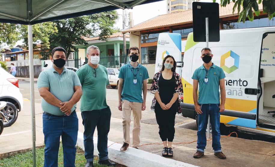 Atendimento da Caravana de Crédito Fomento Turismo em Santo Antônio da Platina, em 2021.