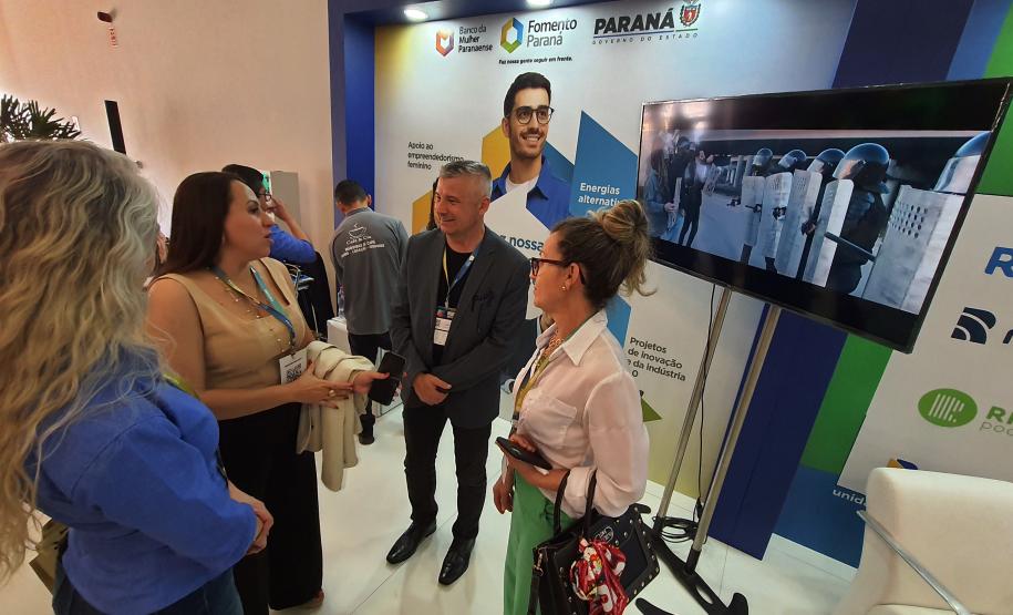 Equipe Fomento Paraná, no atendimento aos empresários e dirigentes de associações comerciais e empresariais