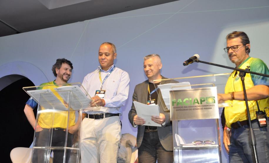 Lourival Macedo, Presidente do Conselho Superior da Cacinor, assina contrato de credenciamento como correspondente da Fomento Paraná, com Renato Maçaneiro