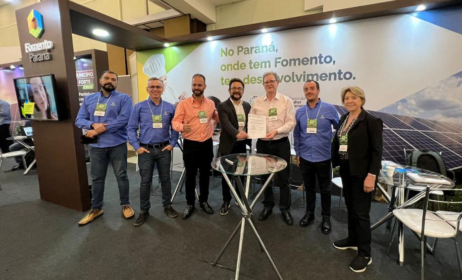 O diretor-presidente da Fomento Paraná, Heraldo Neves, e o prefeito José Maria Ferreira assinaram o convênio em Foz do Iguaçu, durante o evento "Governo 5.0 – Desenvolve Paraná"