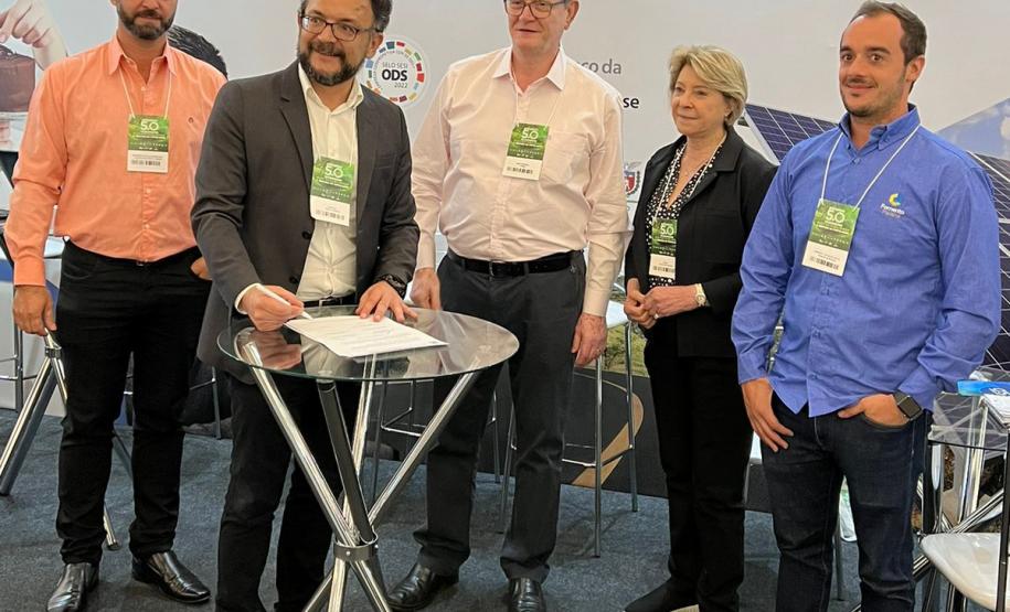 O diretor-presidente da Fomento Paraná, Heraldo Neves, e o prefeito José Maria Ferreira assinaram o convênio em Foz do Iguaçu, durante o evento "Governo 5.0 – Desenvolve Paraná"