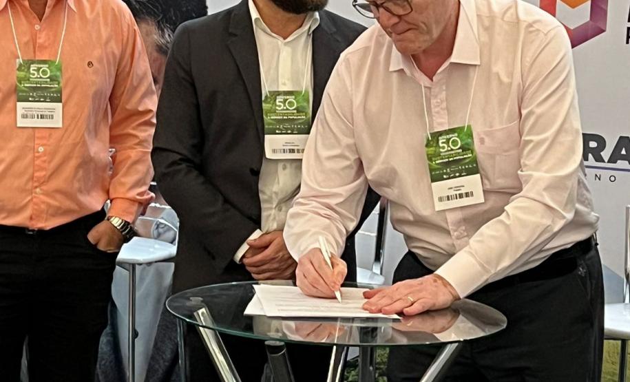 O diretor-presidente da Fomento Paraná, Heraldo Neves, e o prefeito José Maria Ferreira assinaram o convênio em Foz do Iguaçu, durante o evento "Governo 5.0 – Desenvolve Paraná"