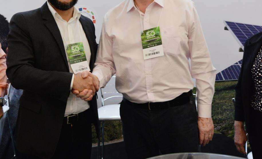 O diretor-presidente da Fomento Paraná, Heraldo Neves, e o prefeito José Maria Ferreira assinaram o convênio em Foz do Iguaçu, durante o evento "Governo 5.0 – Desenvolve Paraná"