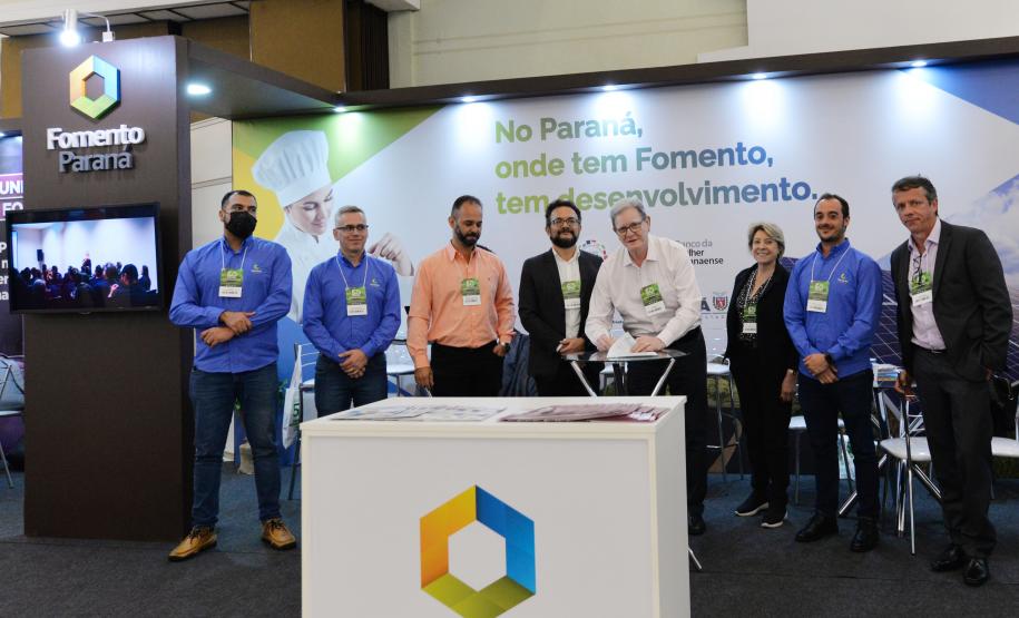 O diretor-presidente da Fomento Paraná, Heraldo Neves, e o prefeito José Maria Ferreira assinaram o convênio em Foz do Iguaçu, durante o evento "Governo 5.0 – Desenvolve Paraná"