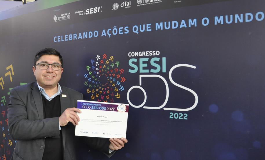 O gerente de Mercado da Fomento Paraná, Luciano Martins, mostra certificado de participação no Prêmio Sesi ODS 2022.