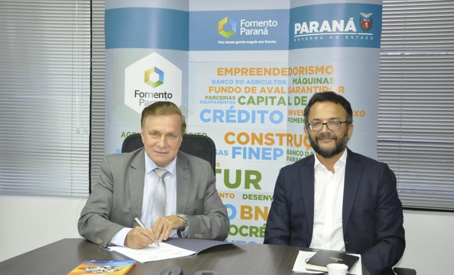 O secretário de Estado do Trabalho, Qualificação e Renda, Mauro Moraes, e o diretor-presidente da Fomento Paraná, Heraldo Neves, assinam renovação de parceria
