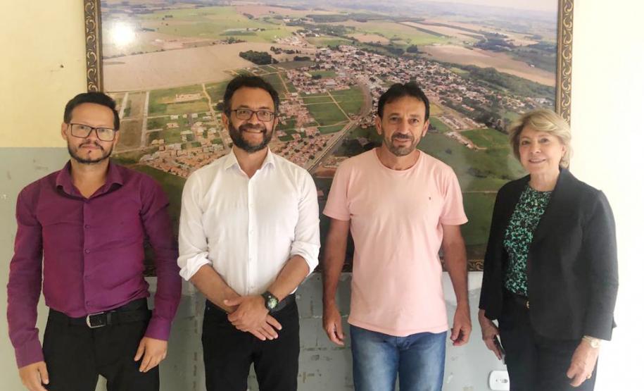 Em reunião com o prefeito de Guapirama, Edui Gonçalves, e o chefe gabinete, Marcelo Rodrigues.