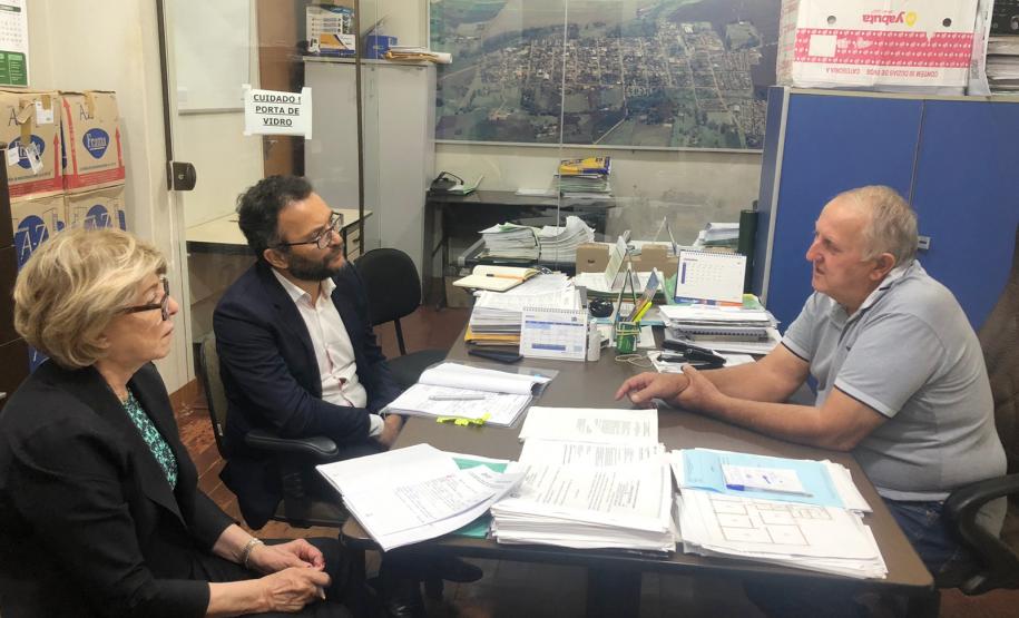 Em Santa Amélia, com o prefeito Antonio Carlos Tamais, a chefe de gabinete, Cintia Ribeira, e a Responsável Sala do Empreendedor, Sandra Pastre.