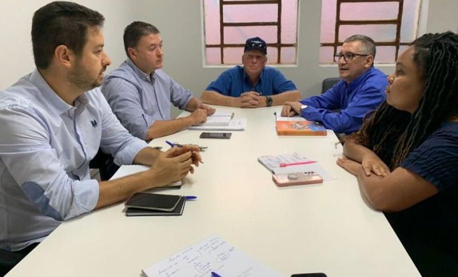 O coordenador de Atendimento ao Cliente da Fomento Paraná, Moacir Cardoso, se reúne com agentes de crédito e o secretário de Desenvolvimento Econômico de Bandeirantes, Bruno Castanho, para tirar dúvidas e divulgar a linha Paraná Recupera no município