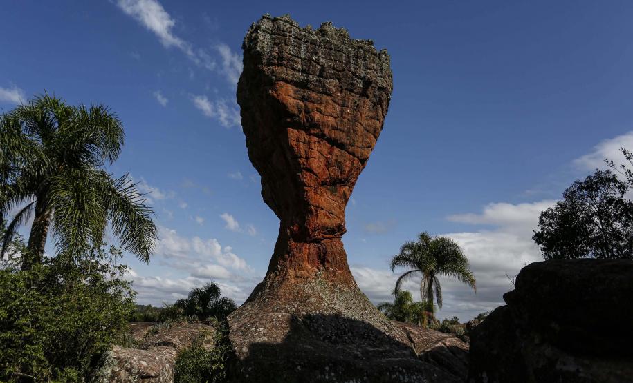 Imagem do parque de Vila Velha com a conhecida formação geológica da taça que ilustra o parque.
