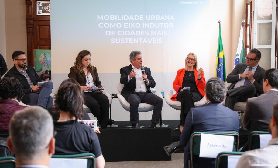 Everson Leão, do BRDE, Mayara Puchalski, da Fomento Paraná, Presidente CWBUS Inovação, Luiz Alberto Lenz, presidente ABDE Jeanette Lontra, e secretário executivo ICLEI, Rodrigo Corradi.